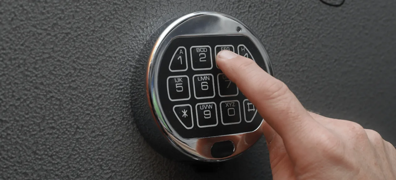 Safe handle and digital combination lock