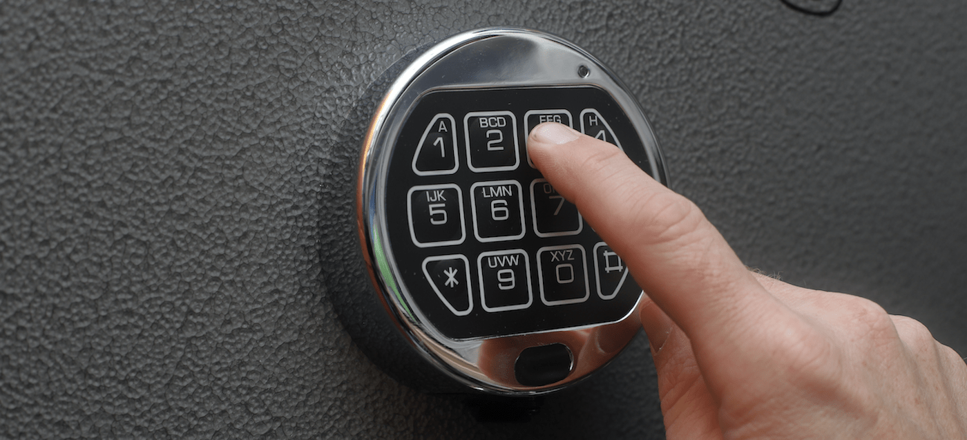 Safe handle and digital combination lock