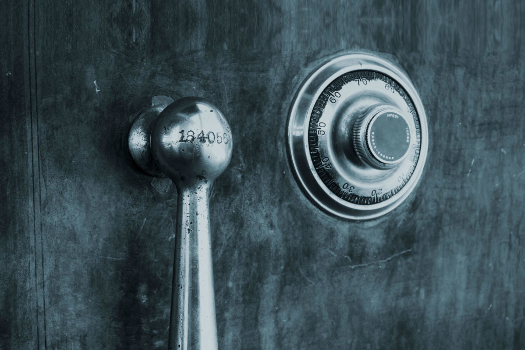 Mechanical combination dial and handle on a safe